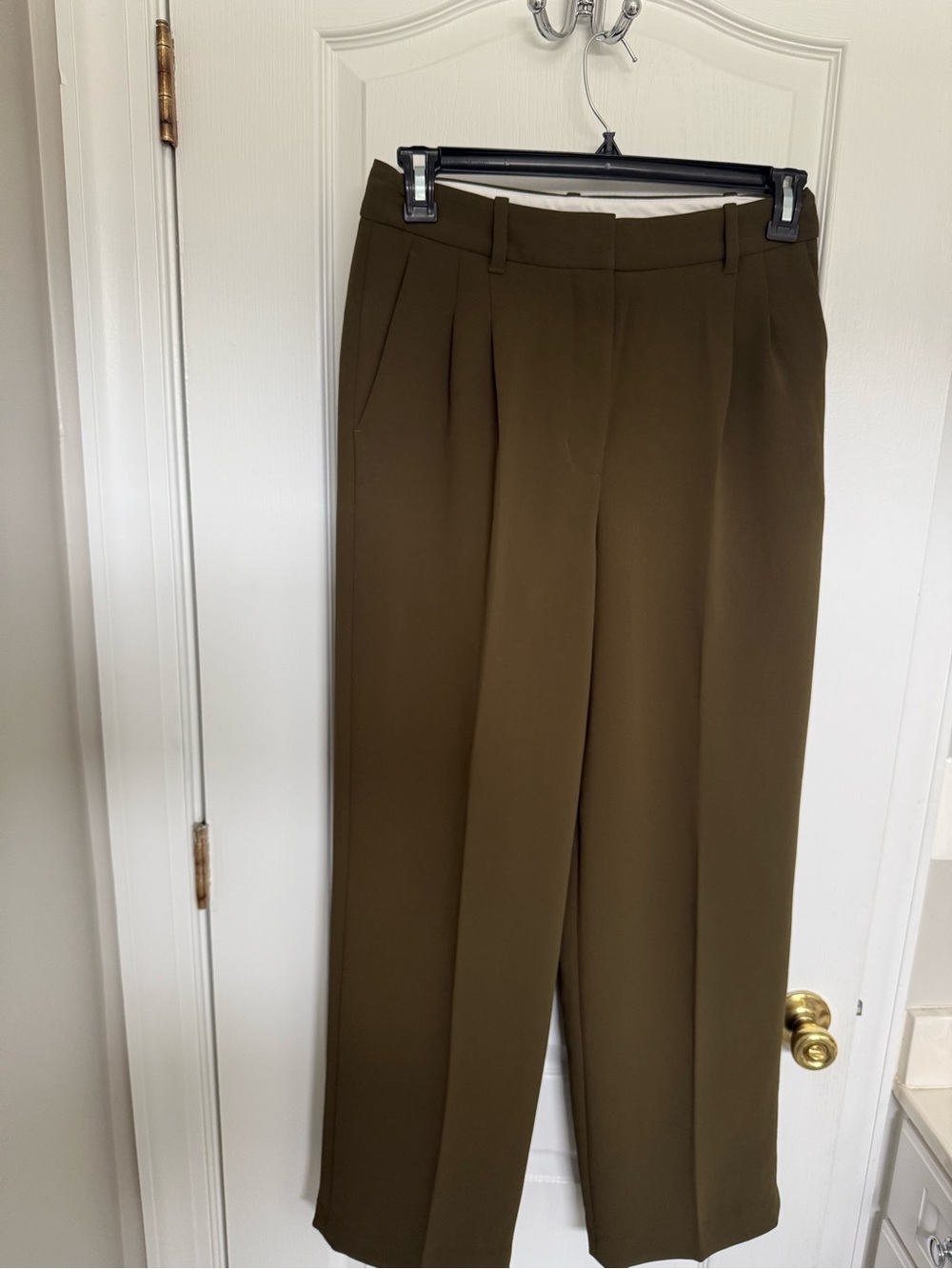 Aritzia Effortless Pant Crepette Size 8 Short - Private Green
